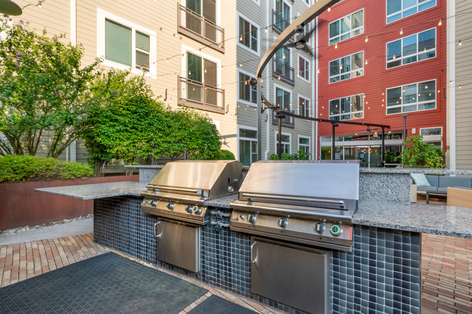 TheAxis_LuxuryApartmentCommunity_CourtyardGrills_UnionMarketWashingtonDC