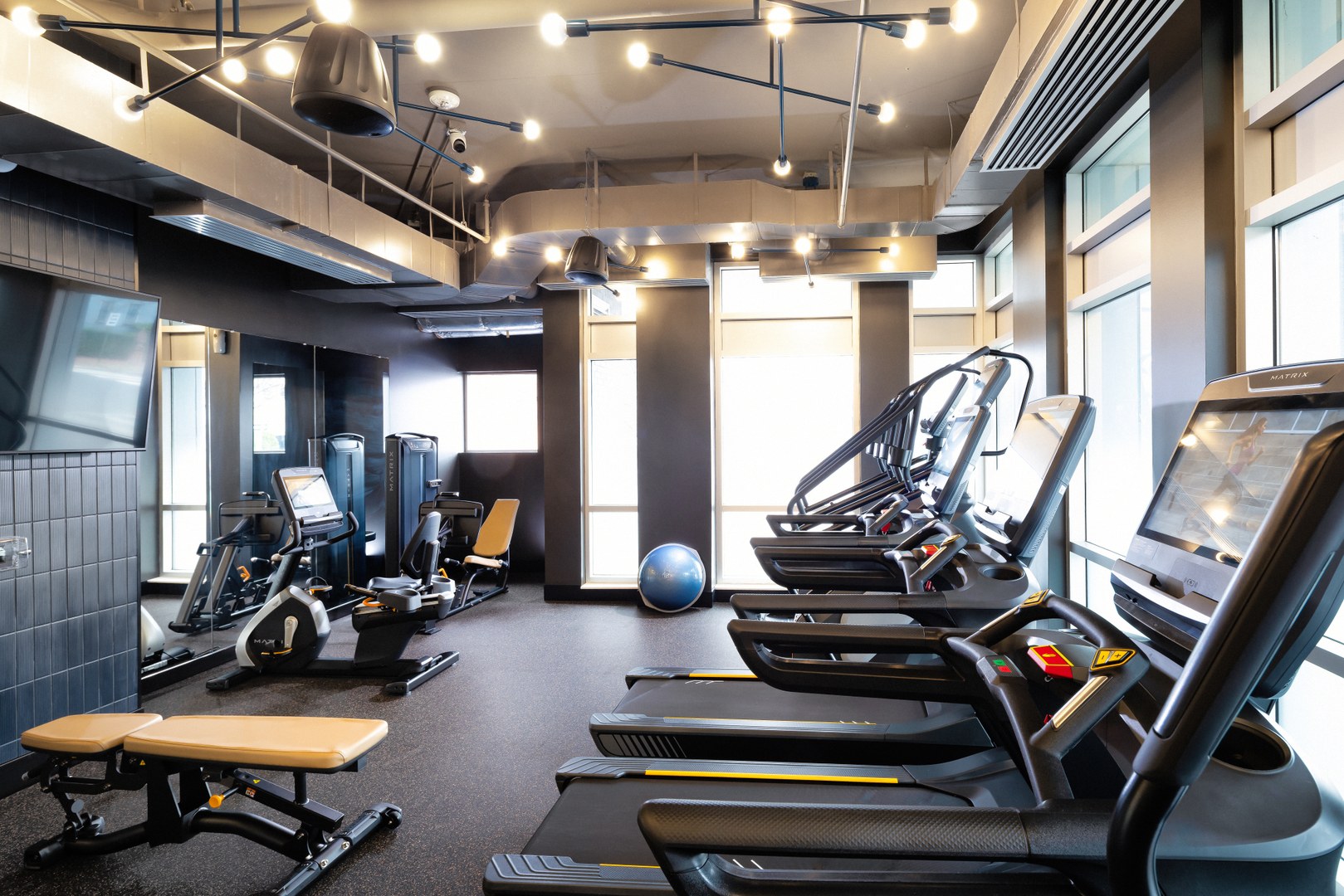 TheAxis_LuxuryApartmentCommunity_FirnessCenterTreadmill_UnionMarketWashingtonDC