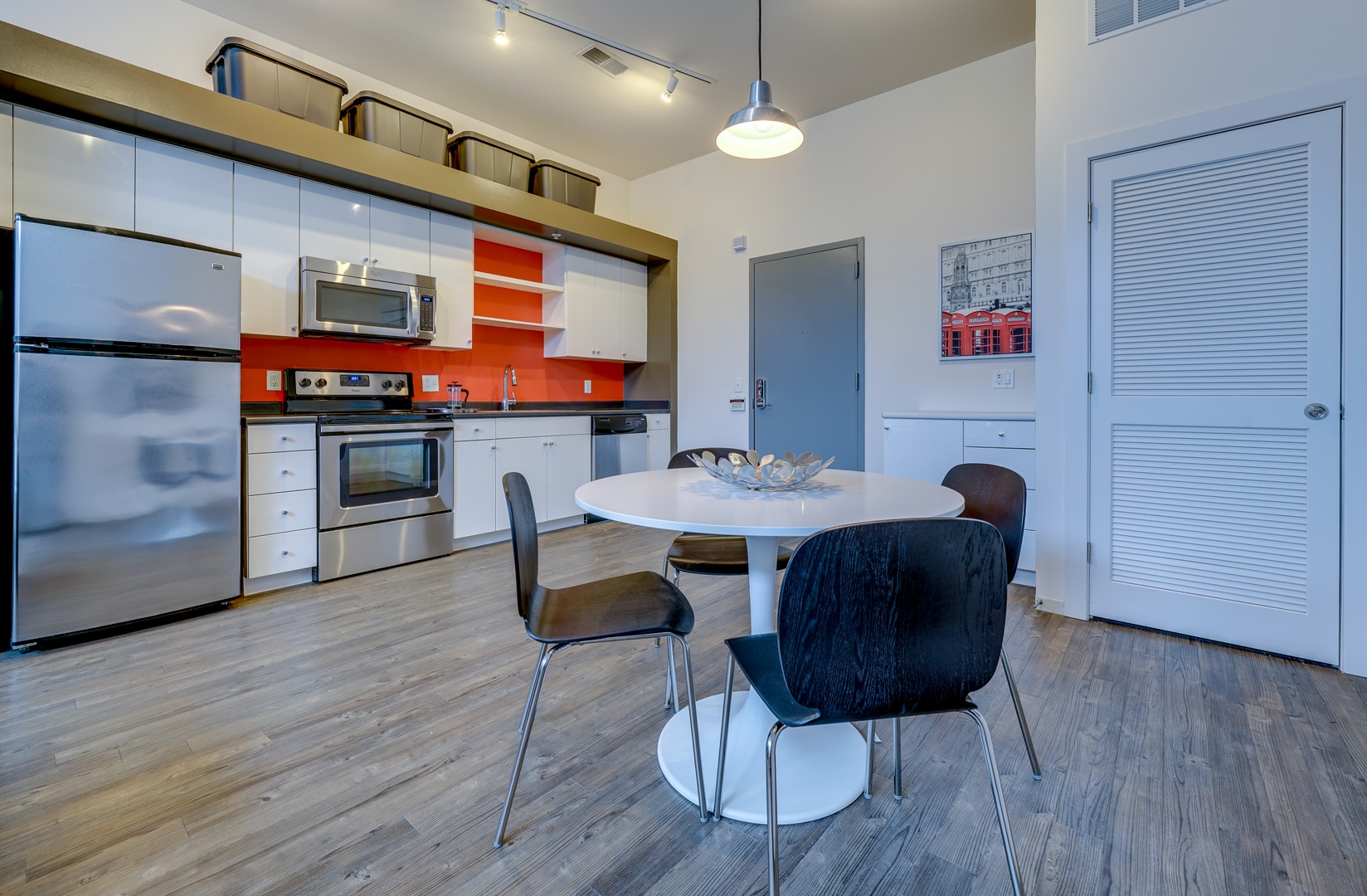 TheAxis_LuxuryApartmentCommunity_KitchenDiningTable_UnionMarketWashingtonDC