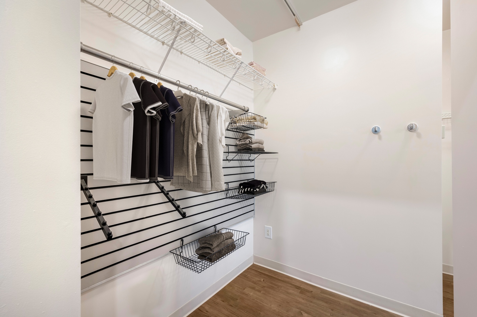 TheAxis_LuxuryApartmentCommunity_WalkInCloset_UnionMarketWashingtonDC