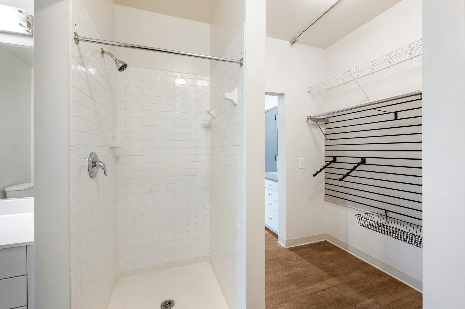 TheAxis_LuxuryApartmentCommunity_WalkInShower_UnionMarketWashingtonDC